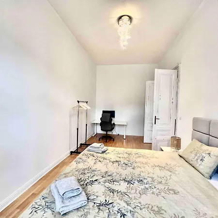 Historic In Center Apartment