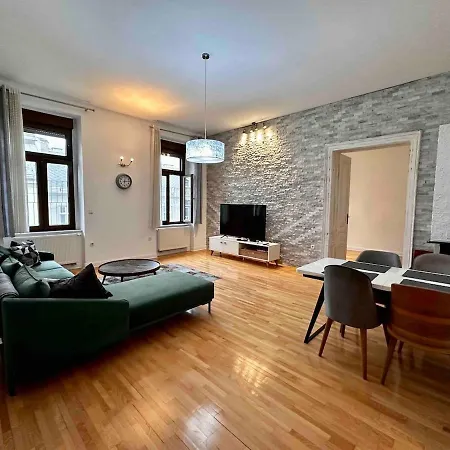 Historic In Center Apartment