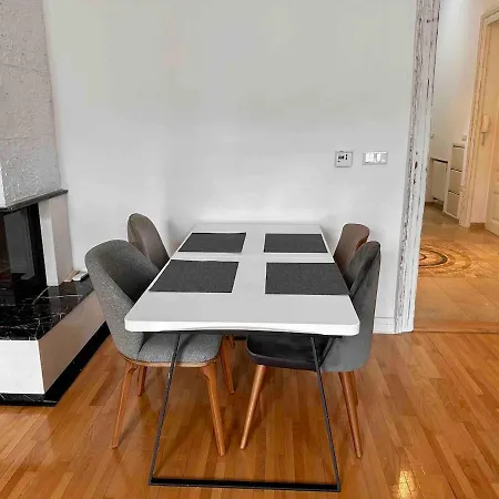 Historic In Center Apartment